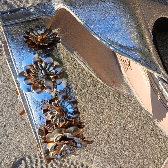 IMPO Elegant Silver Floral Heels SIZE 8 - Picture 12 of 15